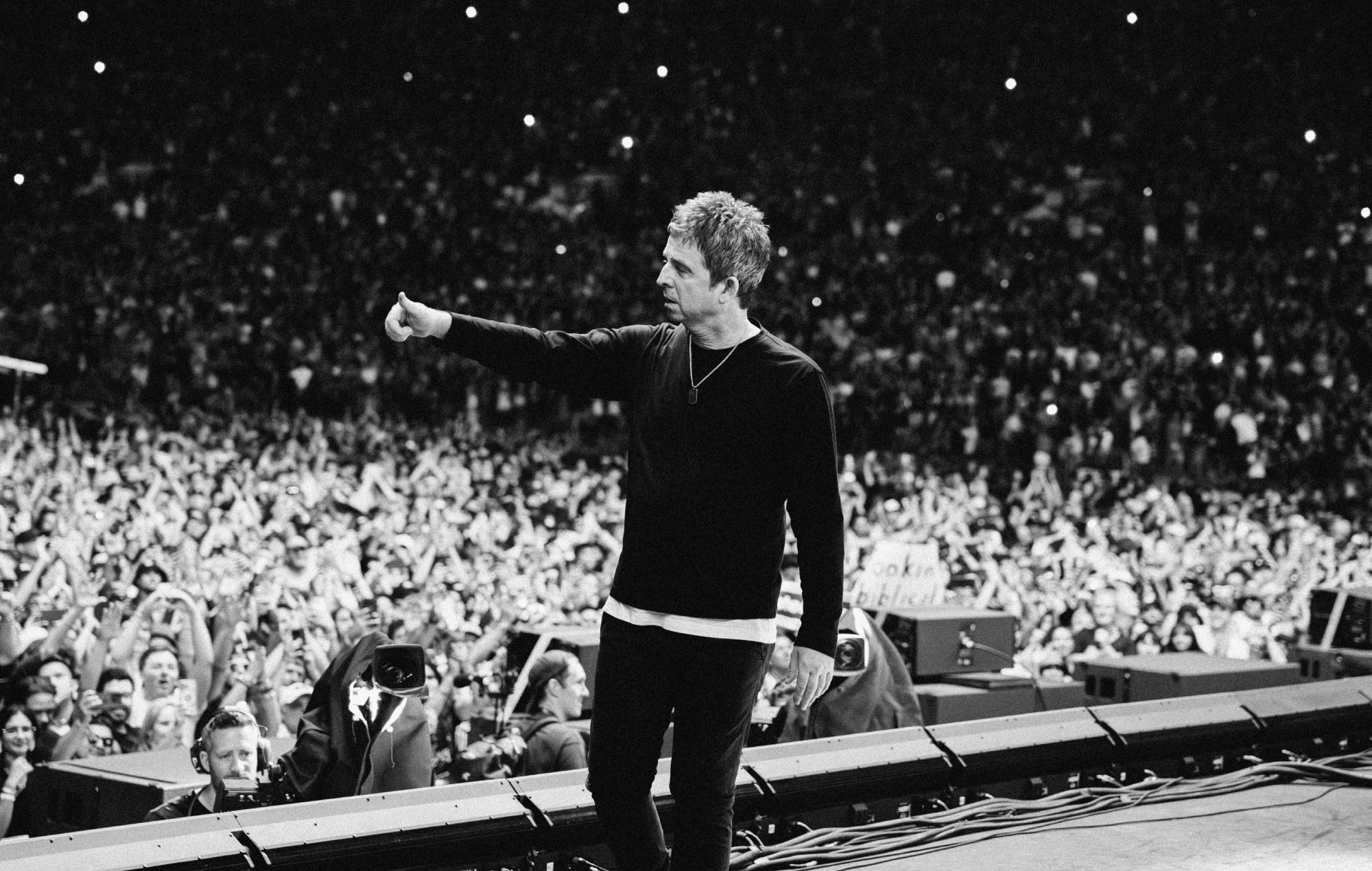 Noel Gallagher on stage with Oasis in 1995, photo by Big Brother Recordings