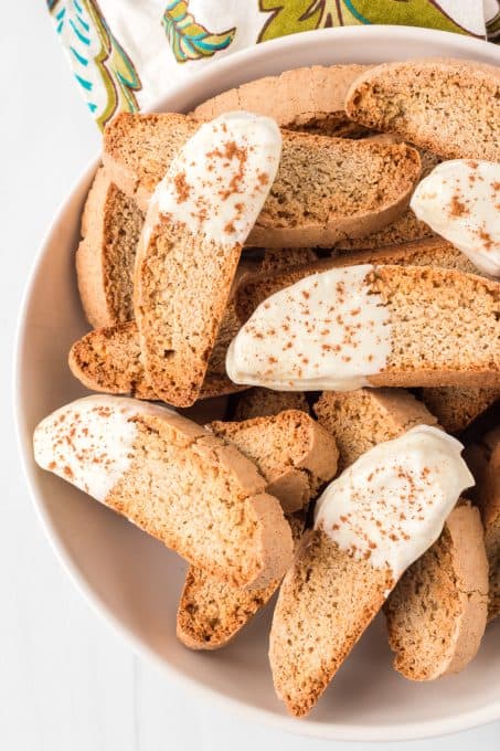 Biscotti dipped in white chocolate and sprinkled with cinnamon.