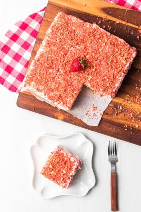 The top of a no bake strawberry dessert with a crunch topping.