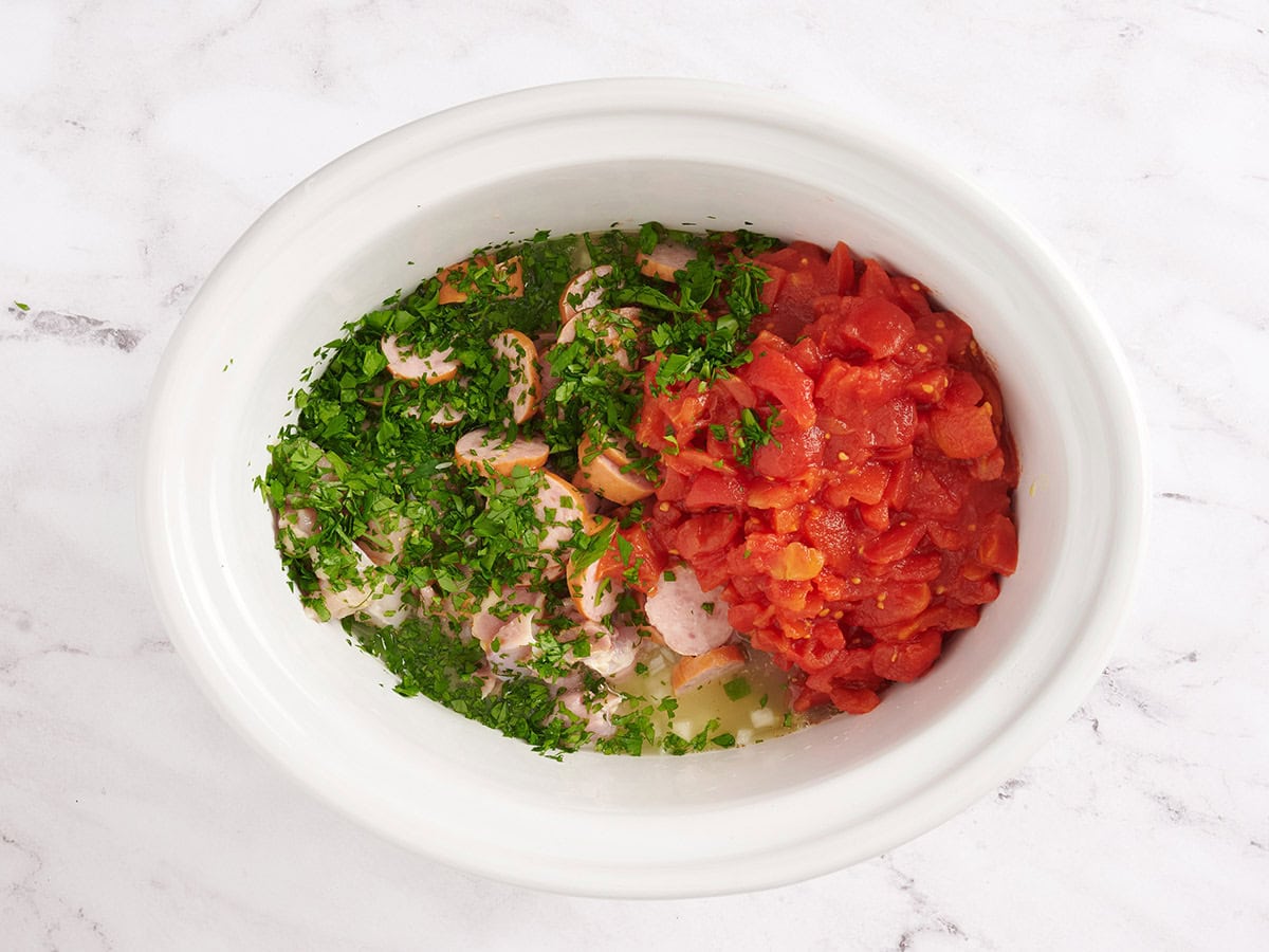 Ingredients to make slow cooker jambalaya. 