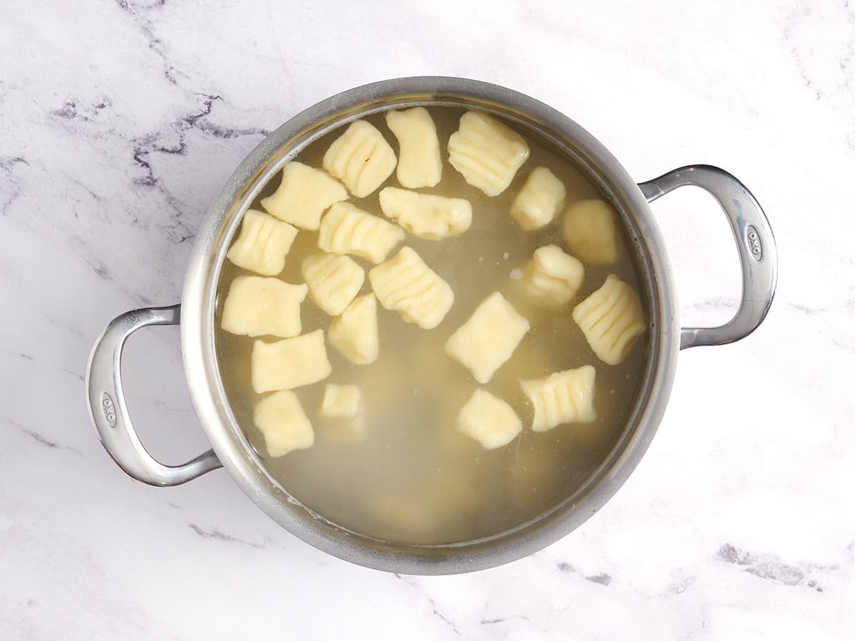Boiling the gnocchi.