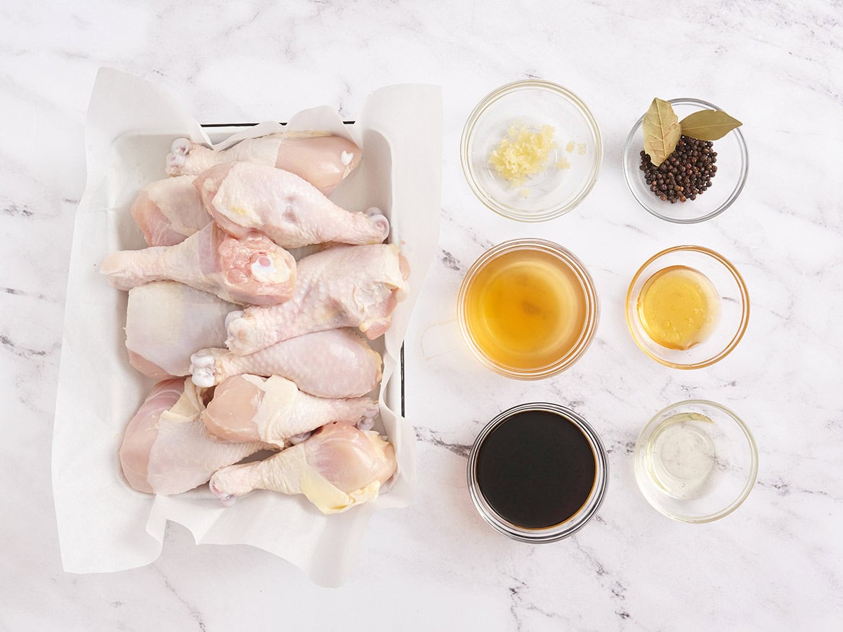 The ingredients to make chicken adobo.